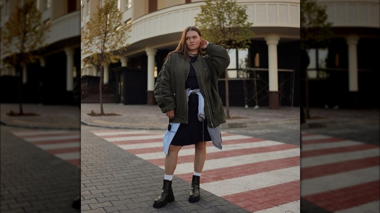 Woman on the street wearing a fall outfit.