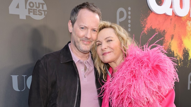 Kim Cattrall resting her head on Russell Thomas' shoulder on the red carpet