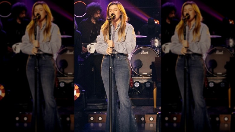 Kelly Clarkson singing