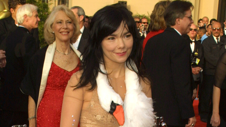Björk, in her iconic swan dress, on the The 73rd Annual Academy Awards red carpet