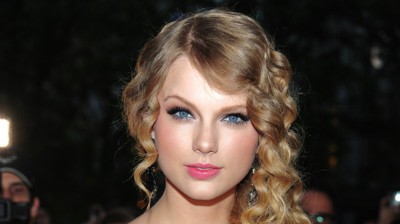 Taylor Swift in 2010 with false lashes and pink lips