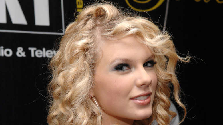 A close up of Taylor Swift with curly hair at an event in 2007