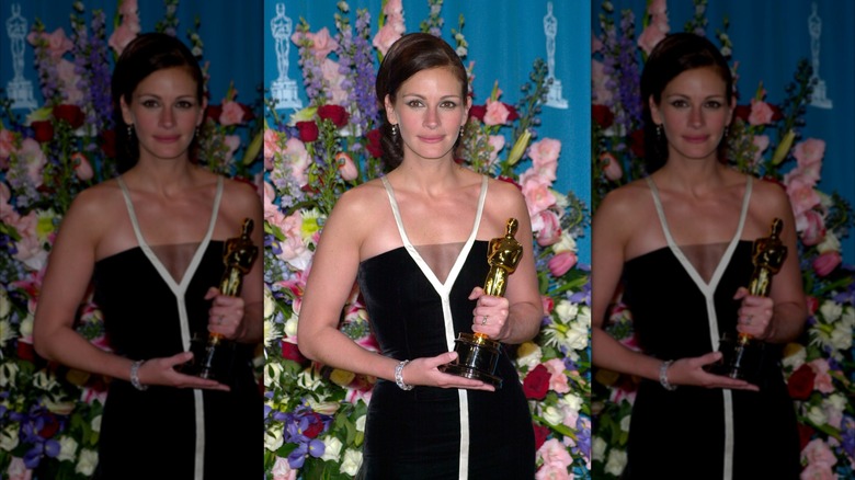Julia Roberts wearing a Valentino dress at the 2001 Oscars