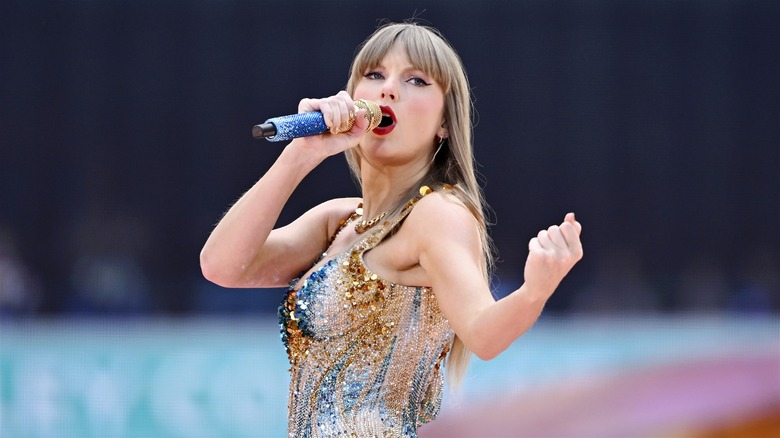 Taylor Swift on stage