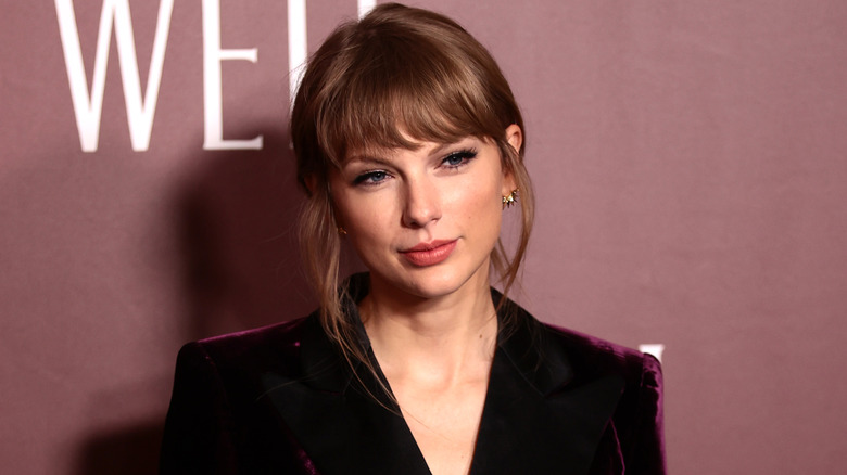 Taylor Swift posing