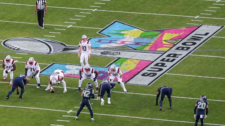 Two football teams on the pitch during a Super Bowl