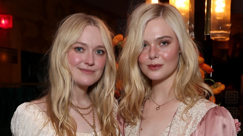 Dakota and Elle Fanning posing together