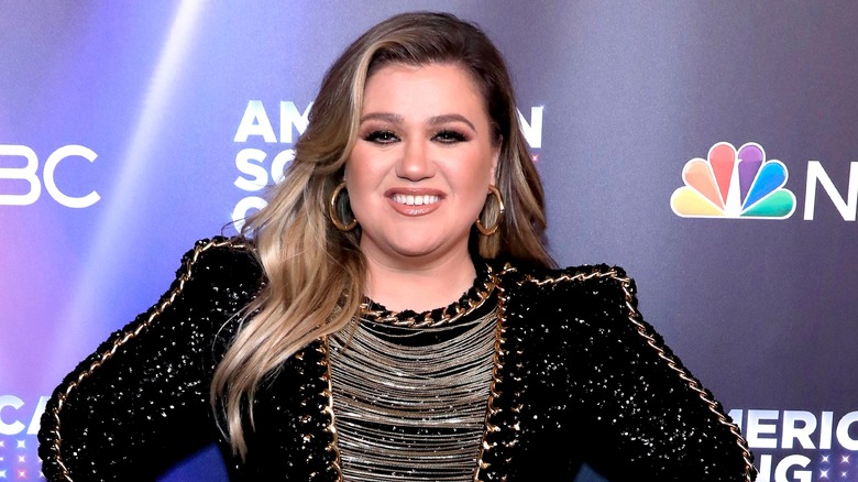 Kelly Clarkson smiling