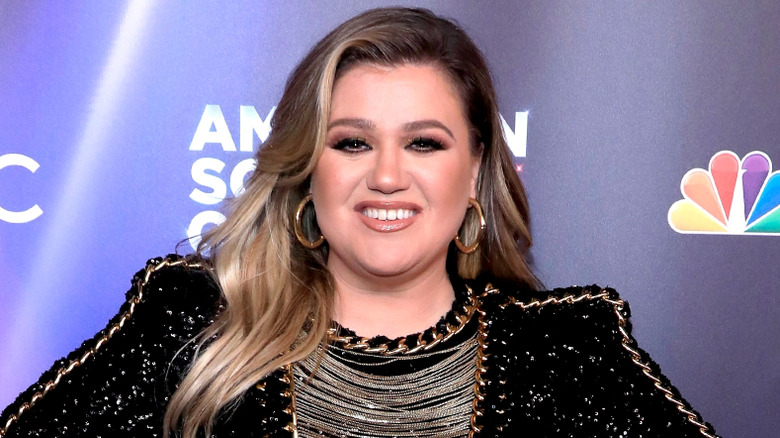 Kelly Clarkson smiling