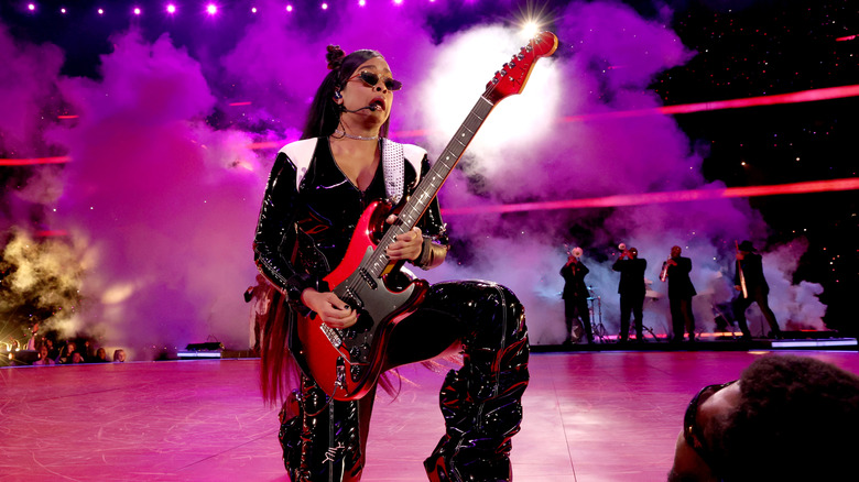 H.E.R. on stage with guitar