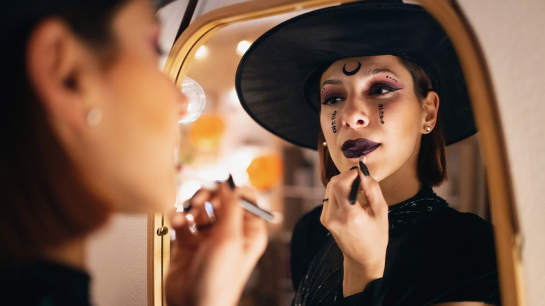 woman putting on makeup 