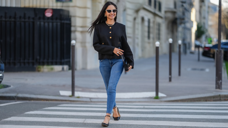 A woman wearing skinny jeans and a black jacket in January 2025 in Paris