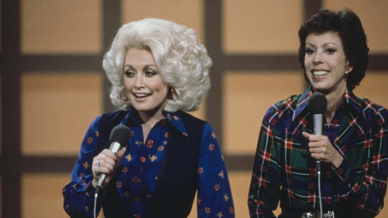 Dolly Parton and Carol Burnett in 1979 both holding microphones