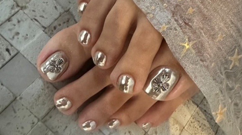 3D chrome pedicure