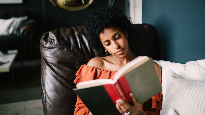 Woman sitting in a chair reading