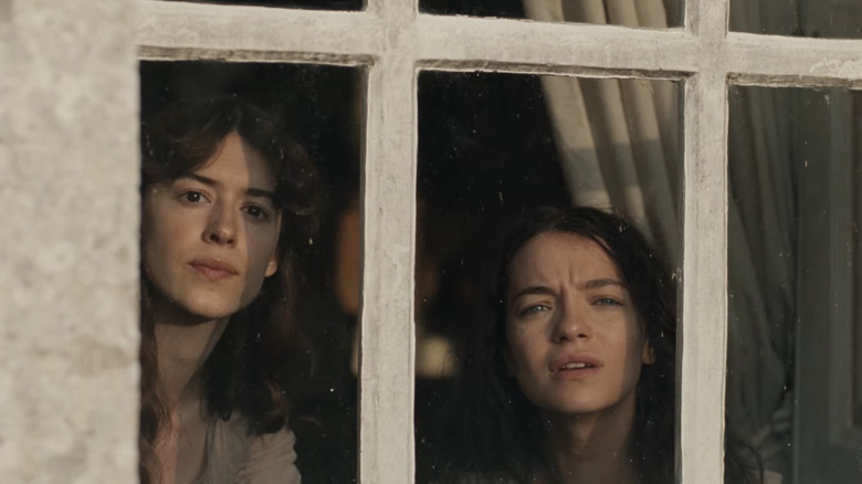 Daisy Edgar-Jones and Esmé Creed-Miles in Sense and Sensibility