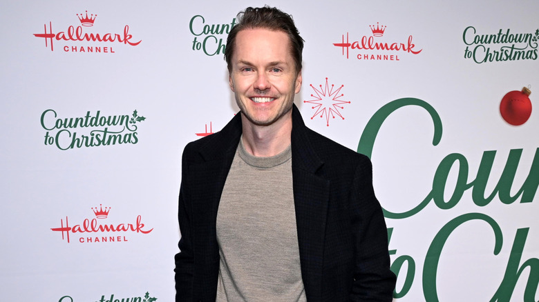 Paul Campbell attends the Hallmark Channel's Countdown To Christmas Jingle Stop Bus Tour Fan Event at Hudson Yards on October 16, 2024