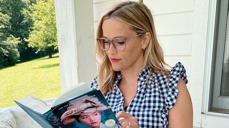 Reese Witherspoon reading