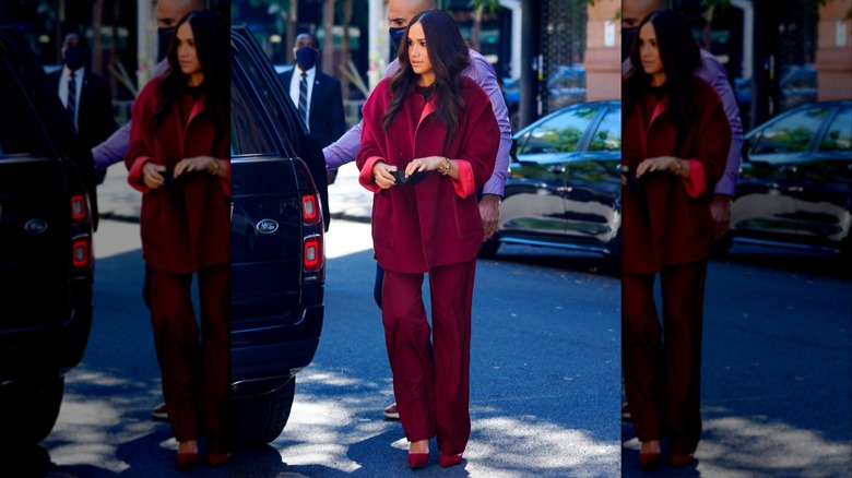 Meghan Markle walking in New York City while wearing a monochromatic outfit and holding a face mask