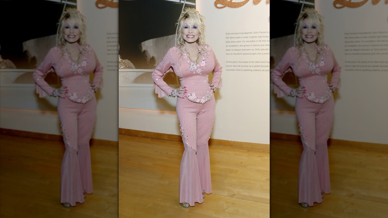 Dolly Parton in the Country Music Hall of Game in a pink two-piece set