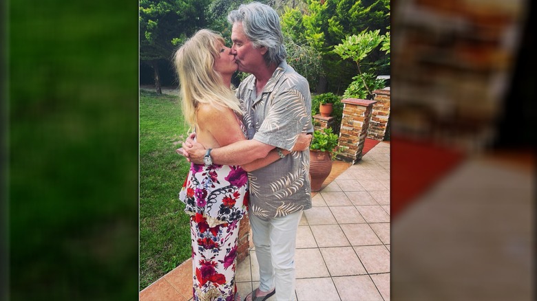 Kurt Russell and Goldie Hawn kissing