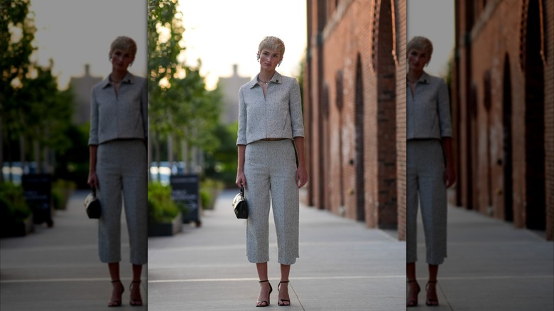 Woman wears light gray capri pants with strappy heels