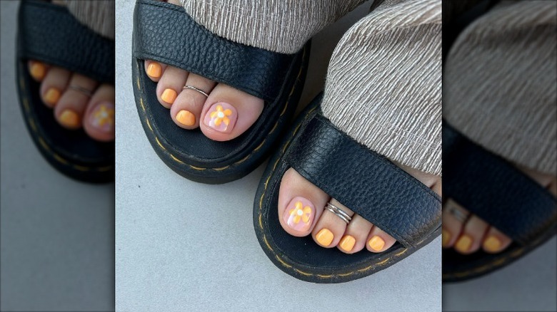 Summer pedicure with daisy toenail art