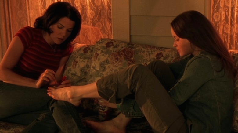 Lorelai painting Rory's toenails in a still from the "Gilmore Girls" title sequence