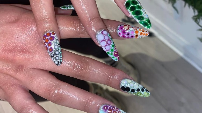 Colorful nails using the tortoiseshell pattern