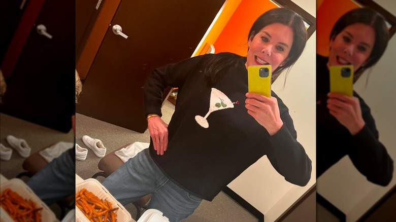 Lauren Graham taking a selfie