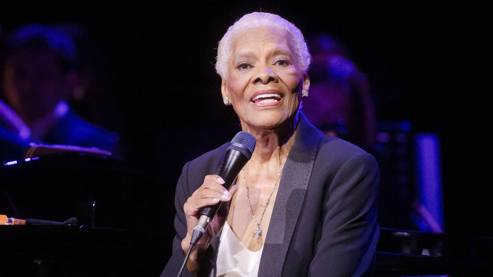 9 Stunning Throwback Pics Of Dionne Warwick That Prove She's Always Been Iconic - Women