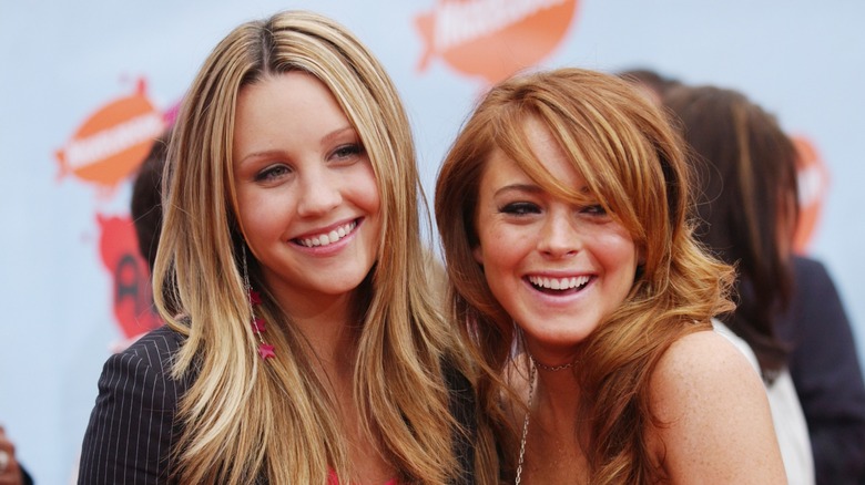 Amanda Bynes posing with Lindsay Lohan in 2004