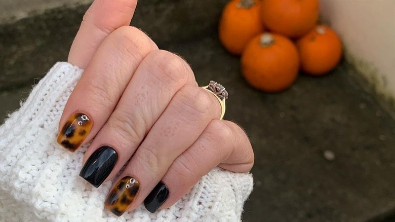 Tortoiseshell and black nails 