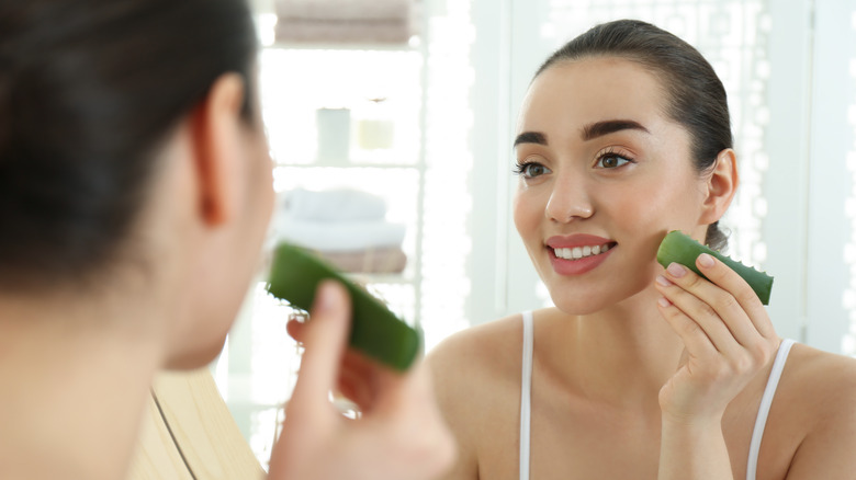 woman applies aloe