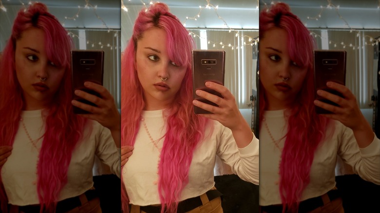 Amanda Bynes taking a selfie with pink hair