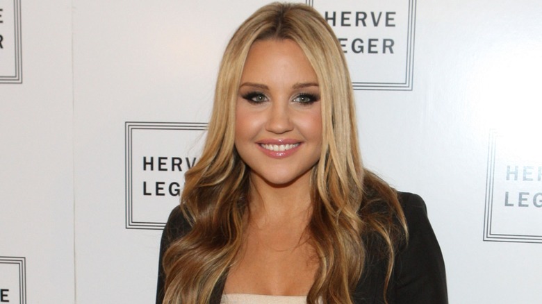 Amanda Bynes smiling on the red carpet
