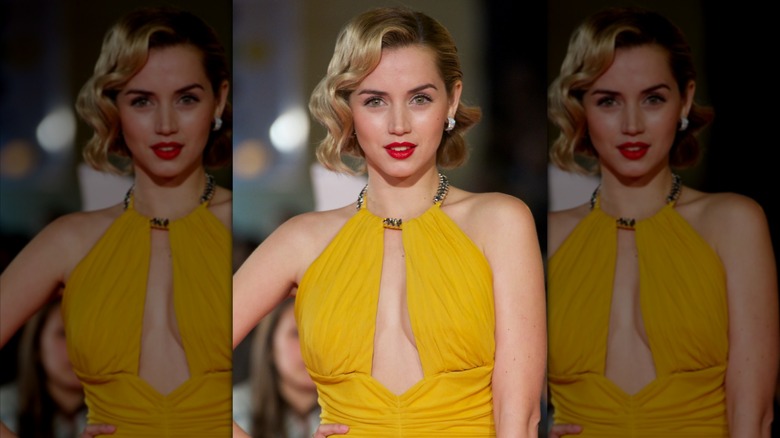 Ana de Armas posing with blond, finger-waved hair at the premiere of "Por un Puñado de Besos"