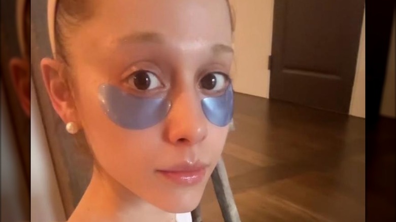 Ariana Grande with no makeup and blue patches under her eyes