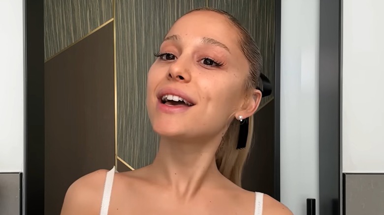 Ariana Grande in a makeup tutorial video without makuep