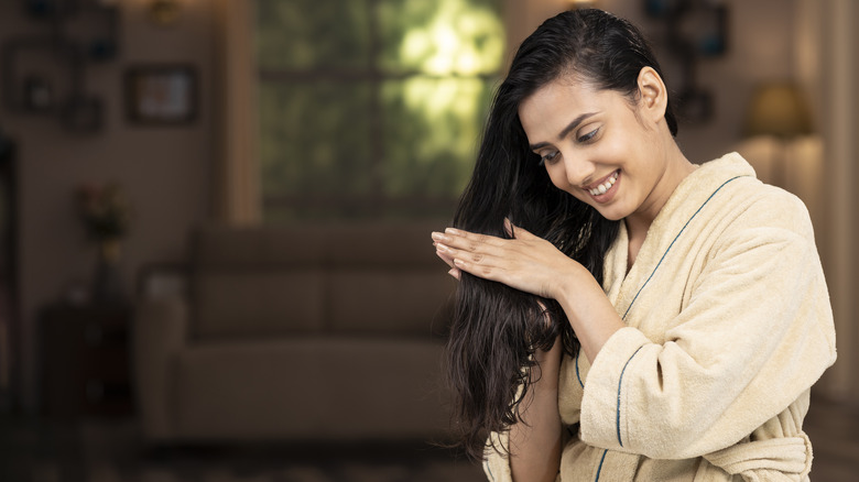 Applying hair oil