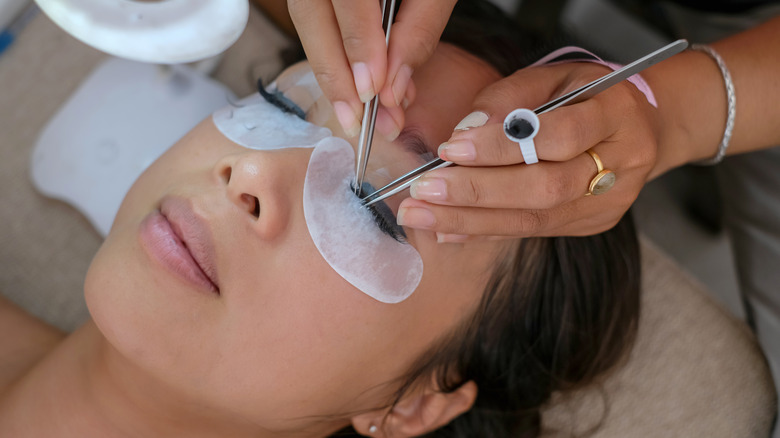 Woman getting lash extensions put in 