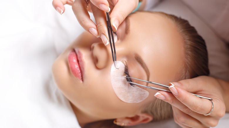 Woman getting lash extensions put in 