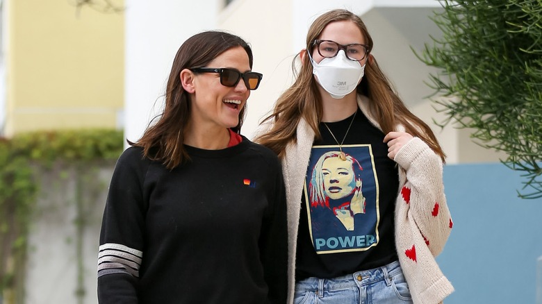 Jennifer Garner walking with her daughter Violet Affleck