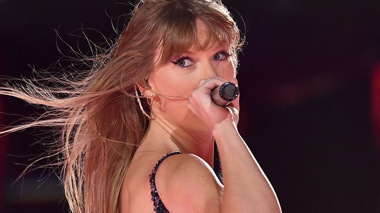 Taylor Swift performing