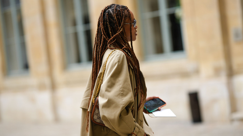 Woman with beurre-brunette braids