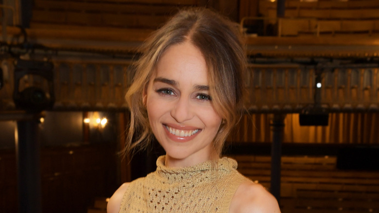 Emilia Clarke's beurre-brunette bun