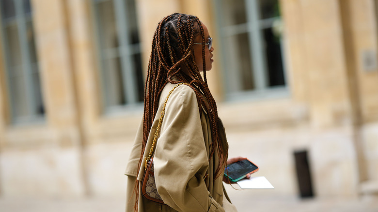 Woman with beurre-brunette braids