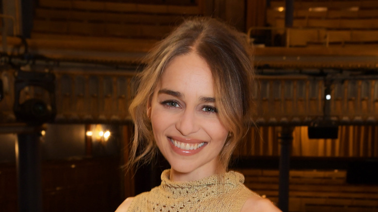 Emilia Clarke's beurre-brunette bun