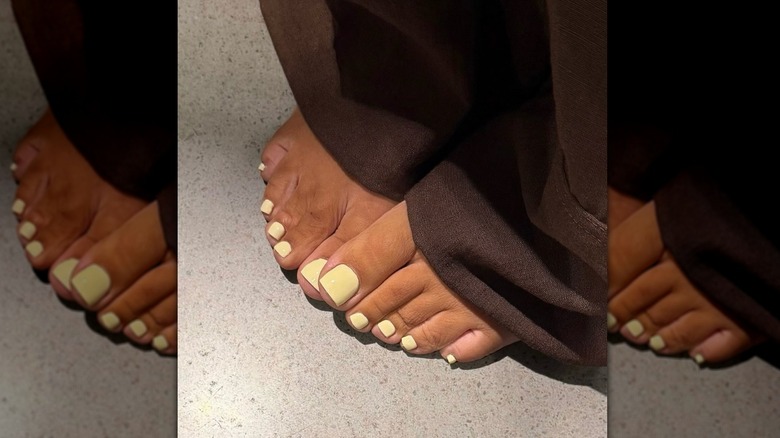 butter yellow pedicure idea
