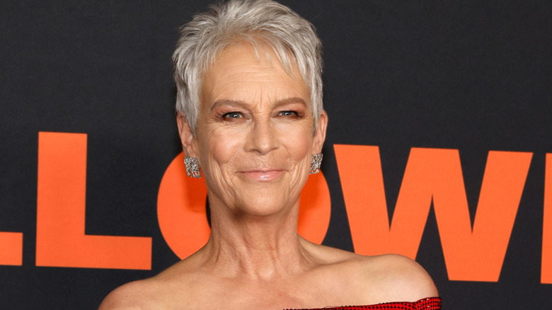 Jamie Lee Curtis kn a red carpet